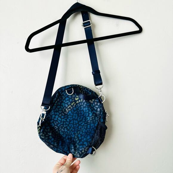 Fabletics mini backpack blue animal print cross body - Picture 5 of 10